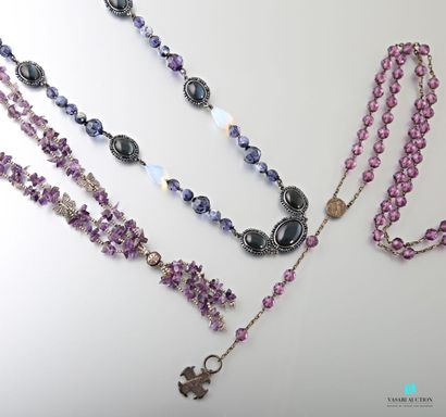 null Lot de bijoux fantaisies dans les tons mauves comprenant un collier, un sautoir...