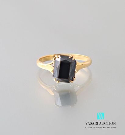null Yellow gold ring 750 thousandth set with a rectangular hematite 
Weight : 3,2...