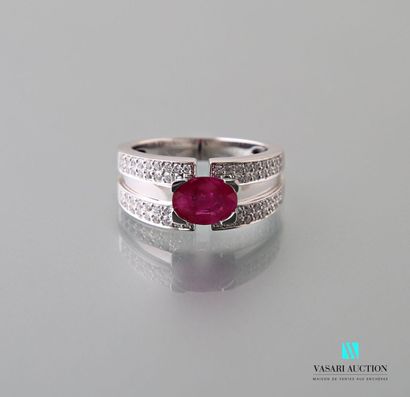 null Ring band in white gold 750 thousandth set with a central oval ruby of 1,50...
