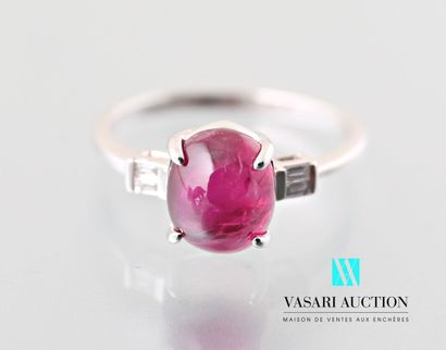 null Ring in white gold 750 thousandths decorated with a ruby of size cabochon calibrating...