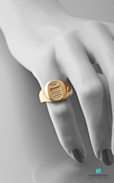 null Ring in yellow gold 750 thousandth, the plate engraved with crowned coat of...