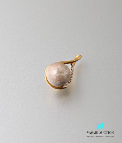 null Pendant, the setting cage in yellow gold 750 thousandths holding a pearl of...