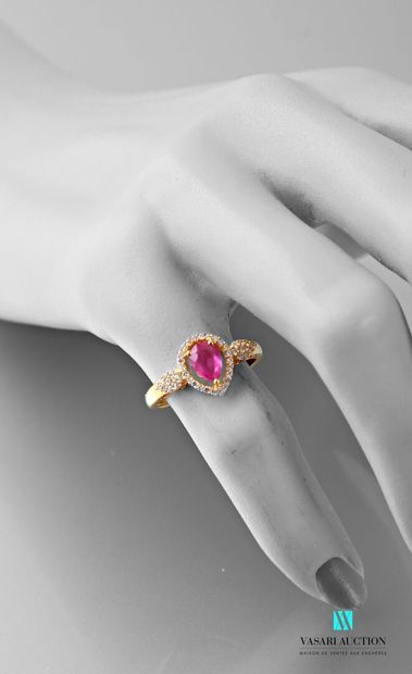 null Gold-plated silver ring set with a pear-cut pink sapphire in a circle of zircons.
Gross...