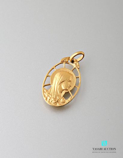 null Oval medal in yellow gold 750 thousandths, Virgin in profile, decoration of...
