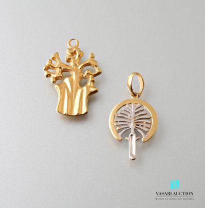 null Two pendants in gold 750 thousandth in the shape of trees, one engraved Palm...