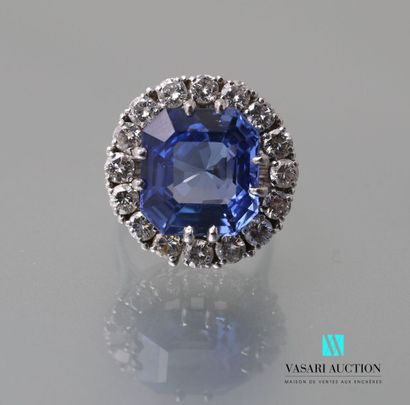 null Ring in platinum 850 thousandth set with a rectangular sapphire with cut sides...