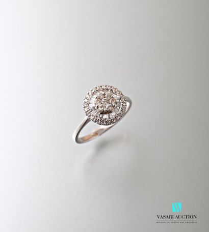 null Round ring in white gold 750 thousandth set in its center with a pavement of...