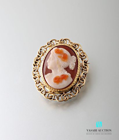 null Oval brooch in yellow gold 750 thousandths decorated with a cameo on cornaline...