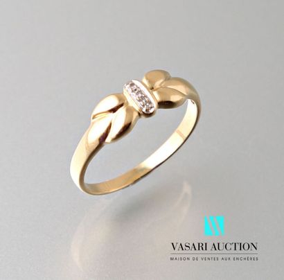 null Ring in yellow gold 750 thousandths with a cross pattern decorated with three...