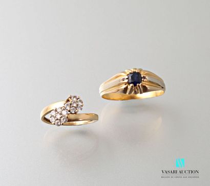 null Two rings in yellow gold 750 thousandths: one with crossed pattern of flowers...