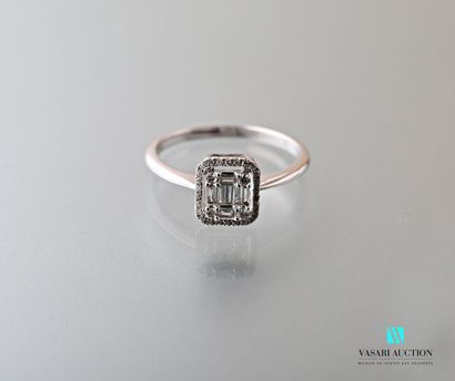 null Rectangular ring in white gold 750 thousandth set in its center of seven diamonds...