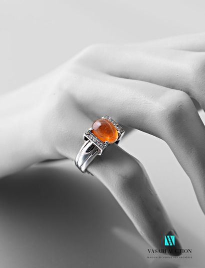 null Ring in white gold 750 thousandth with body godronné, set in its center of an...