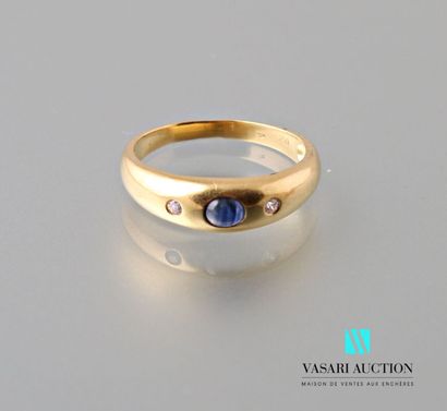 null Ring in yellow gold 750 thousandth set with a sapphire cabochon between two...