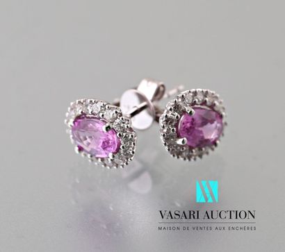 null Pair of earrings in white gold 750 thousandths set with two oval pink sapphires...