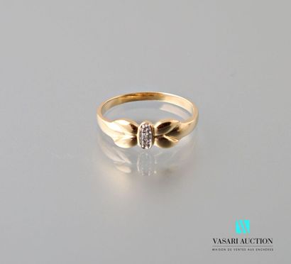 null Ring in yellow gold 750 thousandths with a cross pattern decorated with three...