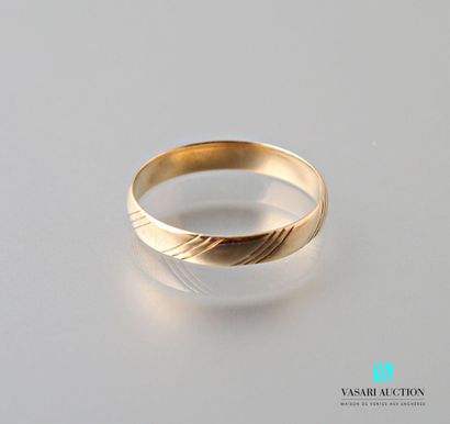 null Ring in yellow gold 750 thousandths with chased decoration in bias 
Weight :...