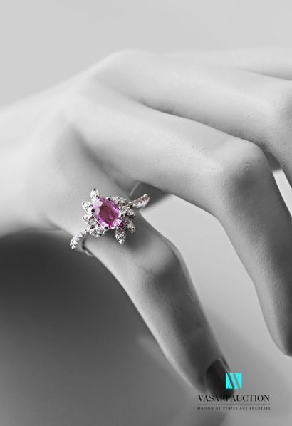 null Asymmetrical ring in white gold 750 thousandths set in its center of a pink...