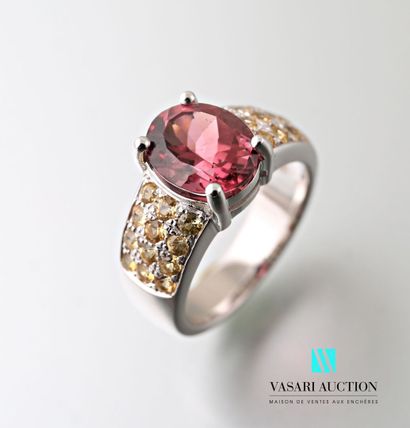 null Ring in white gold 750 thousandth set in its center of a tourmaline of oval...