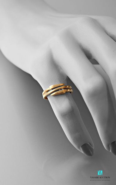 null Ring in yellow gold 750 thousandth, the center with triangular crosses 
Weight...