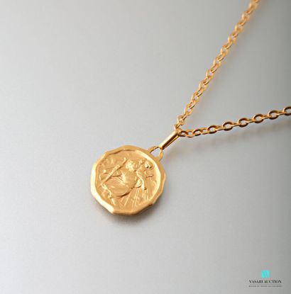 null A chain in yellow gold 750 thousandths oval mesh and a round medal "Saint Christophe"...