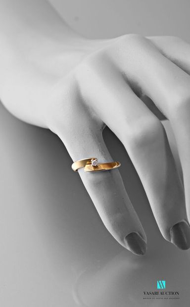 null Crossed ring in gold 750 thousandths set with a brilliant of approximately 0,05...
