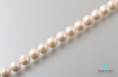 null Necklace of forty-three freshwater cultured pearls of 9/10,5mm, the clasp ring...