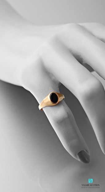 null Ring in pink gold 750 thousandths decorated with an onyx 
Weight : 2,1 g - Finger...