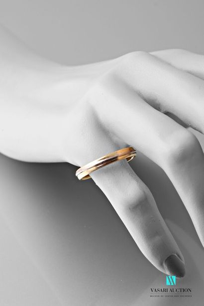 null Yellow gold ring 750 thousandths decorated with a white gold thread 
Weight...