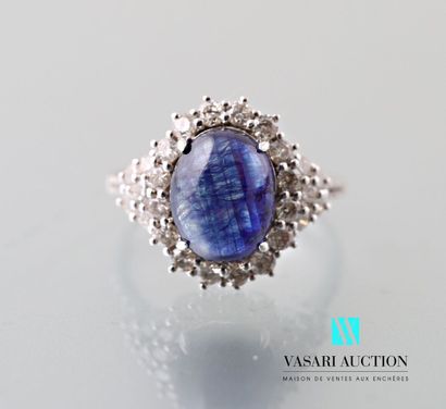 null Ring in white gold 750 thousandth centered of a sapphire treated of size cabochon...