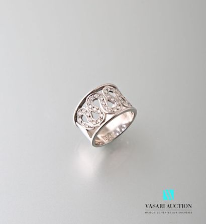 null Ring band in white gold 750 thousandth, openwork decoration of volutes paved...