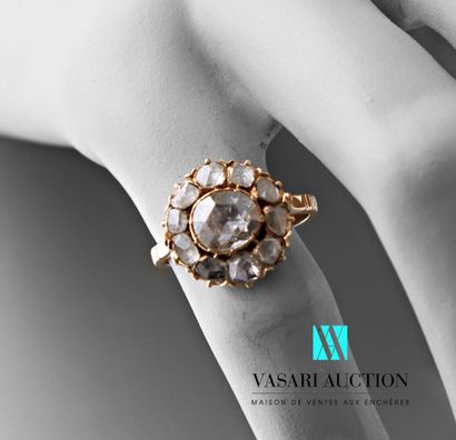 null Daisy ring in pink gold 750 thousandths set with rose-cut diamonds
and old cut...