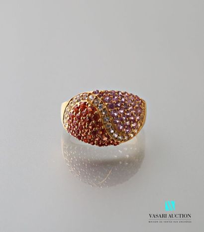 null Gold-plated silver ring set with a pavement of multicolored sapphires.
Gross...