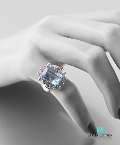 null Daisy ring in white gold 750 thousandths set in its center of an aquamarine...