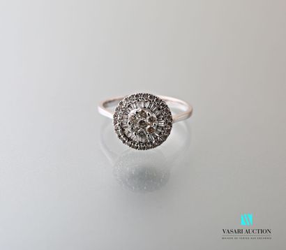 null Round ring in white gold 750 thousandth set in its center with a pavement of...
