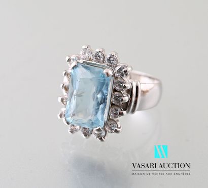 null Daisy ring in white gold 750 thousandths set in its center of an aquamarine...