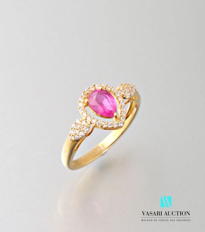 null Gold-plated silver ring set with a pear-cut pink sapphire in a circle of zircons.
Gross...