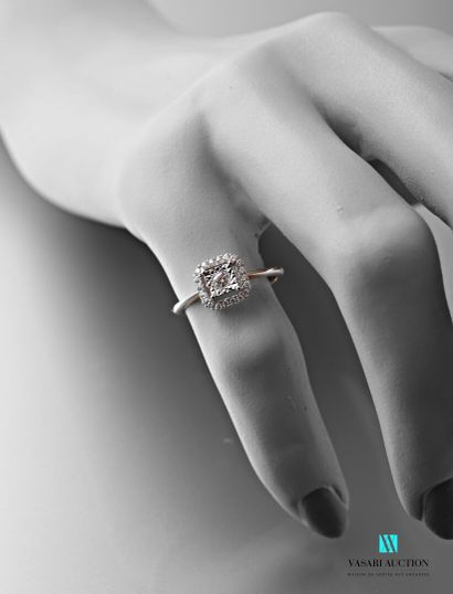 null Square ring in white gold 750 thousandth set in its center with a modern cut...
