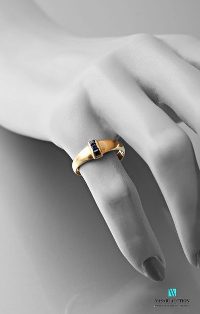 null Yellow gold ring 750 thousandth, the center set with a line of three calibrated...