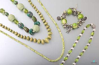 null Lot of fancy jewelry in wood or plastic in green tones including three necklaces,...