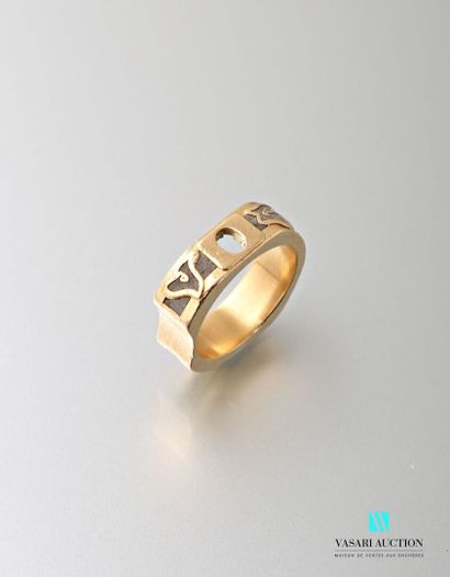 null Yellow gold ring 750 thousandths, ring with decoration niellé, motives of foliage,...
