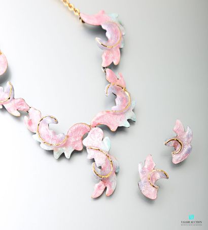 null Pearly enamel and golden highlights set composed of five elements in volutes,...