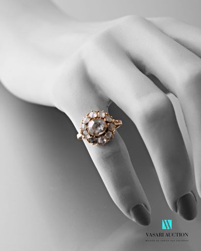 null Daisy ring in pink gold 750 thousandths set with rose-cut diamonds
and old cut...