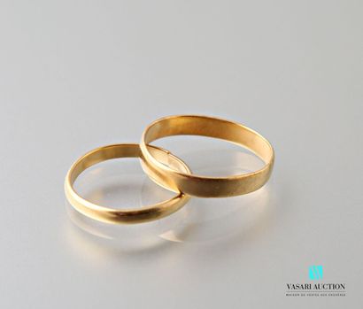 null Deux anneaux en or jaune 750 millièmes 
Poids : 5,9 g
(un scié)
