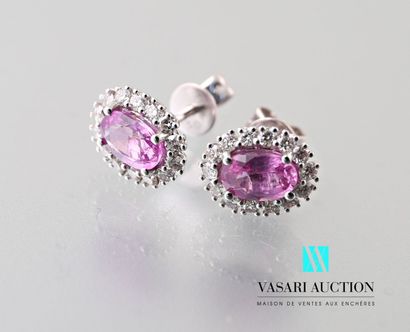 null Pair of earrings in white gold 750 thousandths set with two oval pink sapphires...