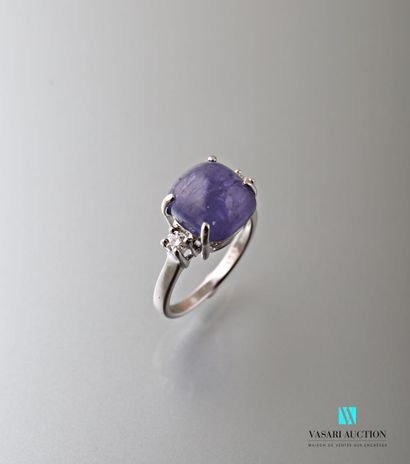 null Ring in white gold 750 thousandths set with a square cabochon tanzanite calibrating...