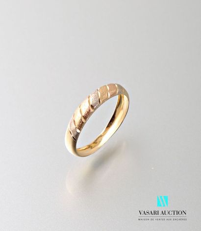 null Ring demi-jonc in gold 750 thousandths, the center decorated with motifs in...