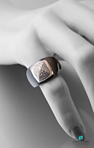 null Ring band in grey ceramic decorated with a central motive in sugar loaf in white...