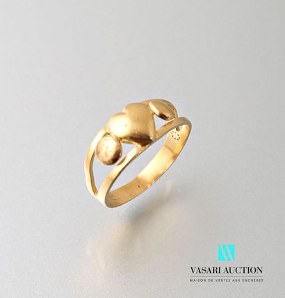 null Ring in yellow gold 750 thousandth, central openwork design with a heart between...