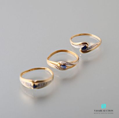 null Three rings in gold 750 thousandth of two tones set with small sapphires 
Weight...