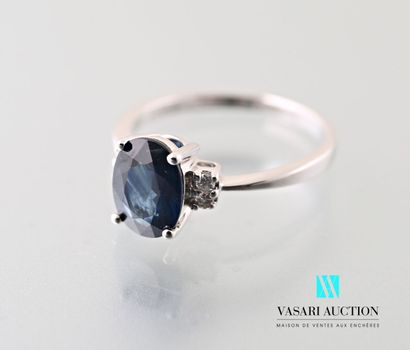 null Ring in white gold 750 thousandth set with an oval sapphire calibrating 1.8...